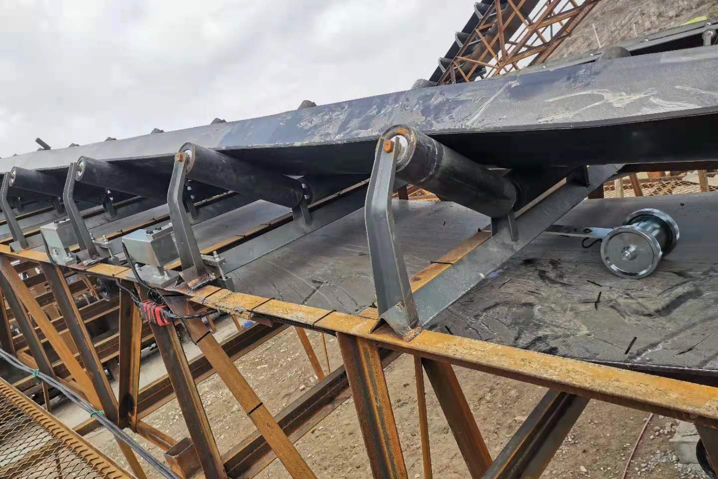 貴州貴安工業(yè)園一個(gè)攪拌站電子皮帶秤安裝調(diào)試