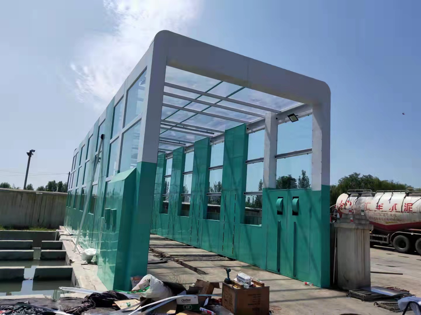 濟(jì)源18米龍門洗車機(jī)帶風(fēng)干加烘干設(shè)備(圖2) 濟(jì)源龍門洗車機(jī),18米龍門洗車機(jī)