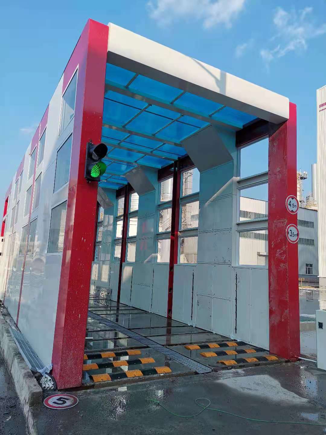 唐山18米龍門洗車機(jī)帶風(fēng)干烘干系統(tǒng)(圖1) 18米龍門洗車機(jī),洗車機(jī)廠家